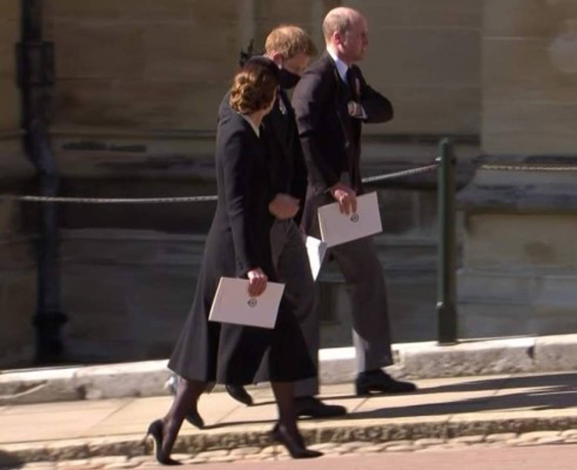 La duquesa logró que su esposo también saludara a su hermano y los tres caminaron de regreso al Castillo, en el primer encuentro familiar desde que Harry se mudara a Estados Unidos en marzo de 2020.