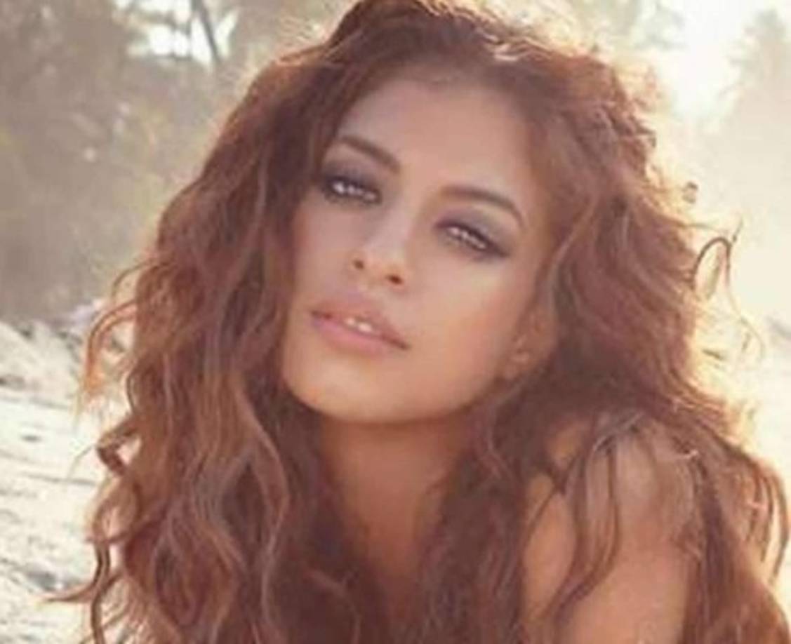 Escobar cuenta con 23 años de edad y además de ser modelo, es presentadora de Televisión.