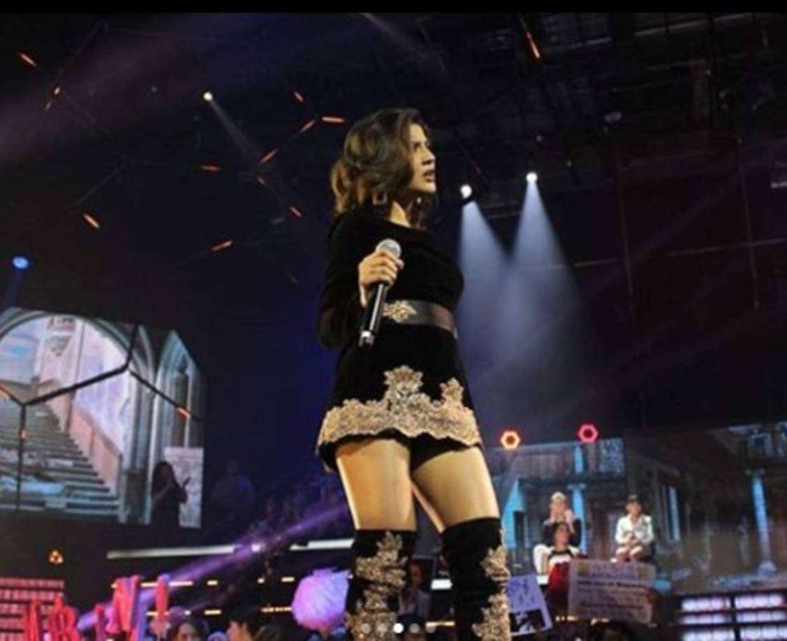 Poseedora de una figura espectacular, la hondureña acapara miradas a su paso por el escenario en el que se planta como toda una profesional.