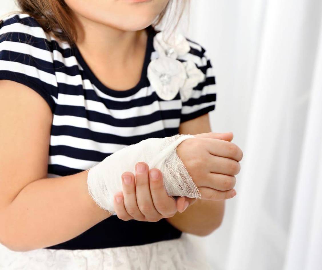 ¡Atroz! Madre le quema la mano a su hija por usar su celular sin permiso