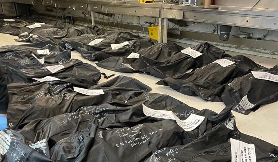 Agentes dejaron a migrantes encerrados pese al incendio y dejaron morir a 38