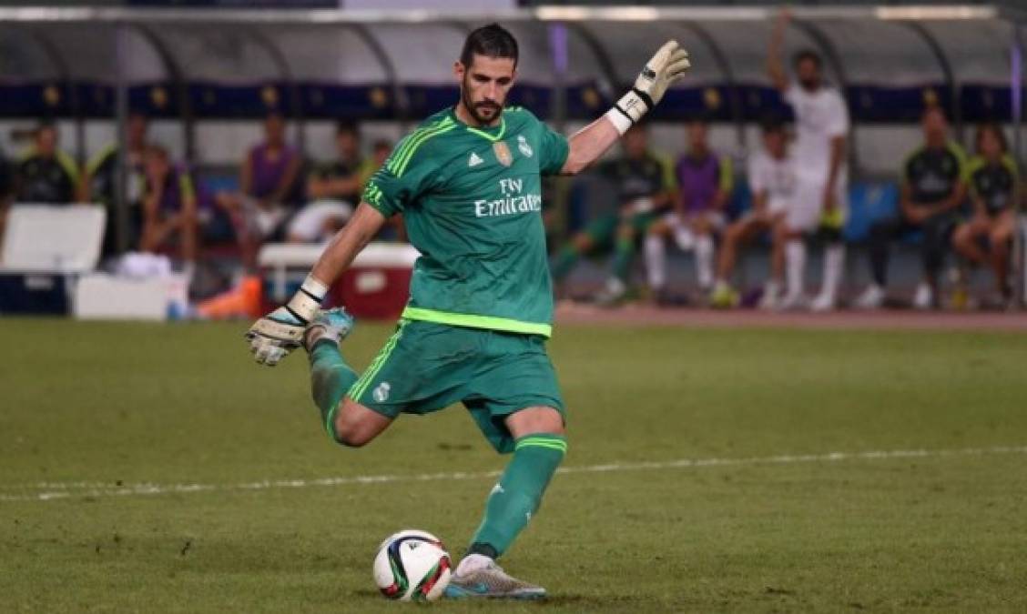 Kiko Casilla: El portero de 31 años de edad no seguirá en el Real Madrid ya que el club merengue fichó a Courtois y además cuenta con Keylor Navas.