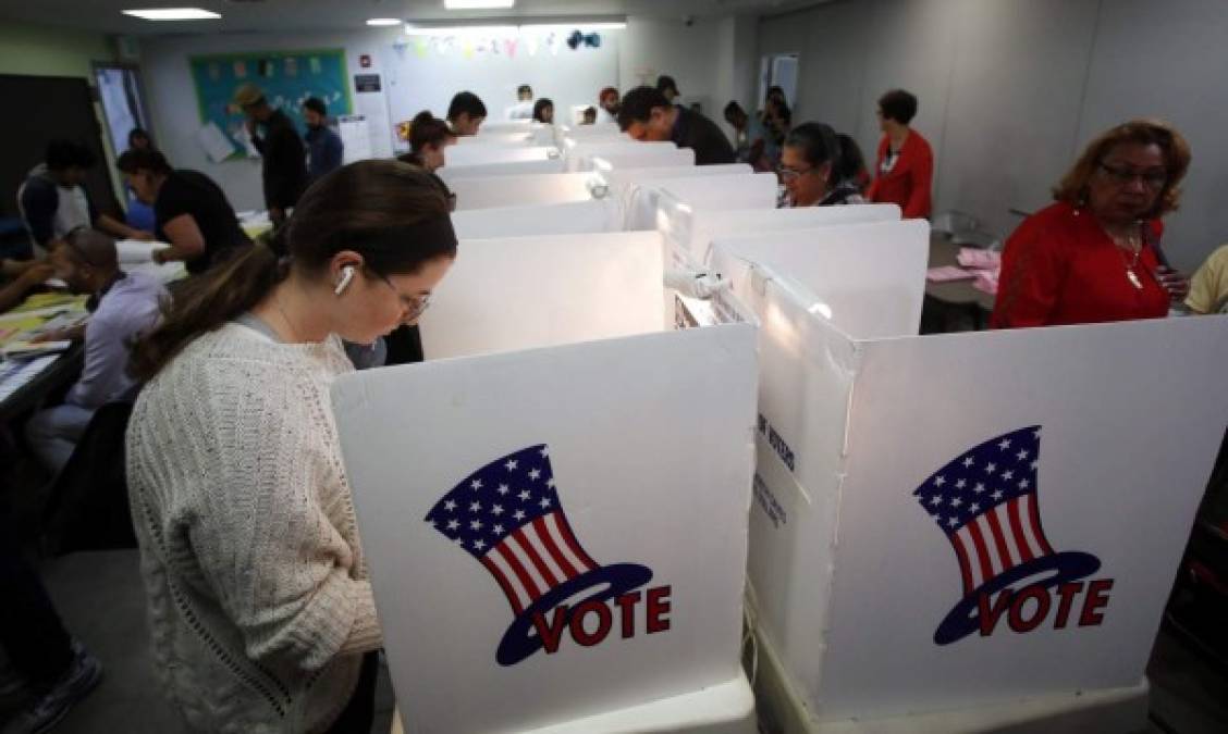 Jane y Emile, una pareja de Virginia, afirman que votaron porque 'no están de acuerdo con la forma en la que Trump ha llevado el país' y responde con un rotundo 'sí' cuando se les pregunta si considera que estos comicios son más importantes que otros en el pasado.