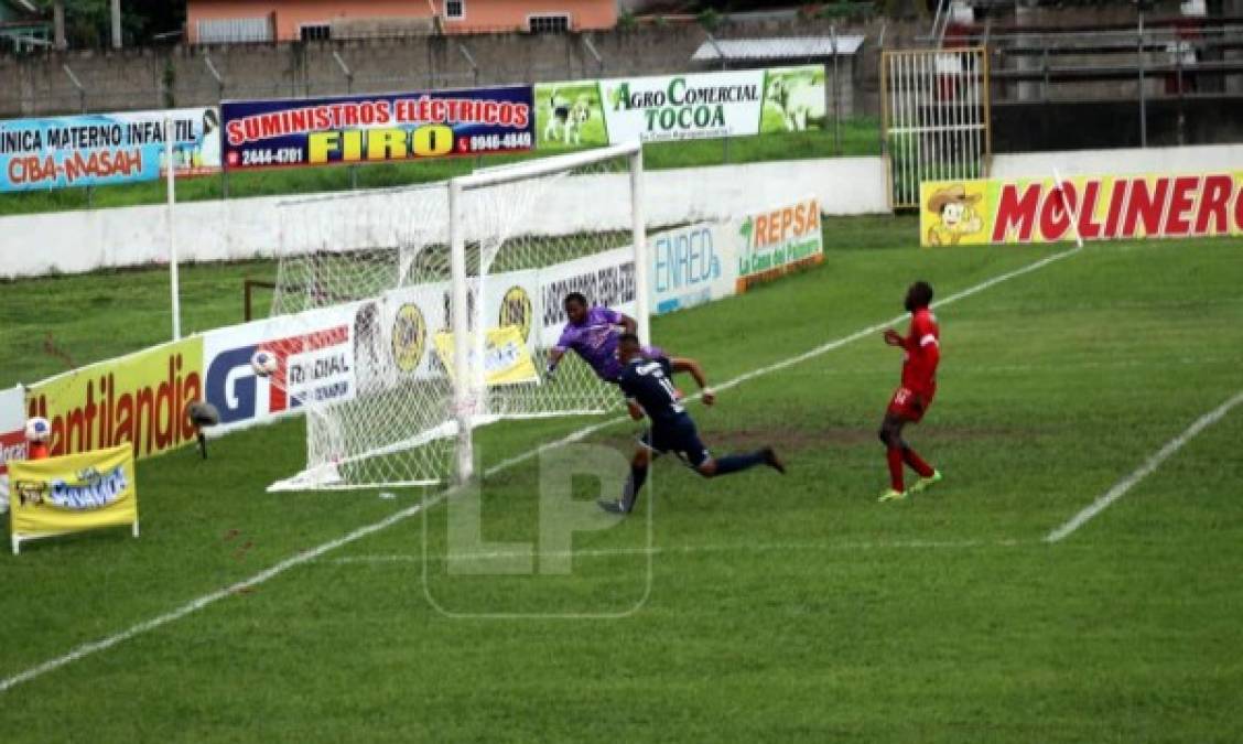 Momento en el que Marco Tulio Vega anotaba de cabeza el cuarto tanto del Motagua en Tocoa, tras un centro de Kevin López.