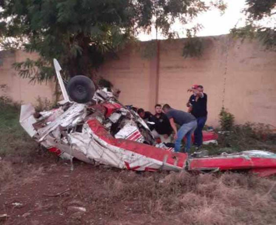El piloto de la aeronave color blanco, con franjas rojas, identificado como Luis Ángel “N”, de 38 años de edad, falleció luego de que quedará atrapado entre los restos de la avioneta.