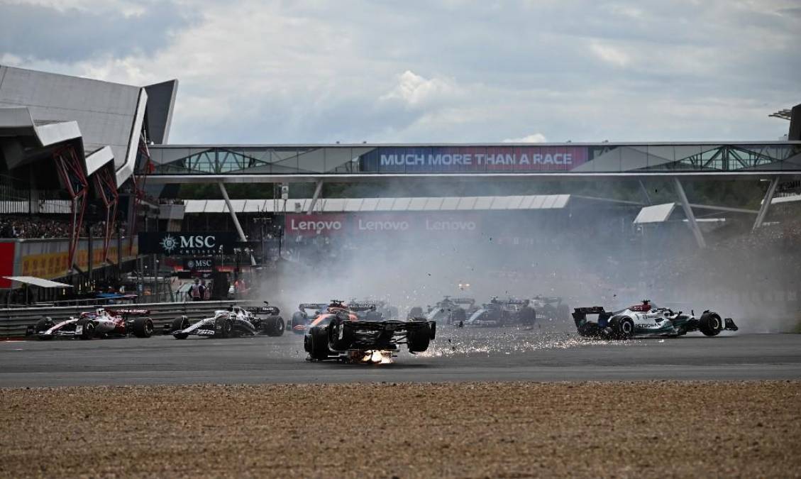 Según las imágenes, cerca de la primera curva, las monoplazas de Pierre Gasly (AlphaTauri), de George Russell (Mercedes) y de Zhou Guanyu (Alfa-Romeo) entraron en contacto. El monoplaza de Zhou Guanyu terminó su carrera al otro lado de las barreras de seguridad, contra les cercas que separan la pista de los espectadores. 