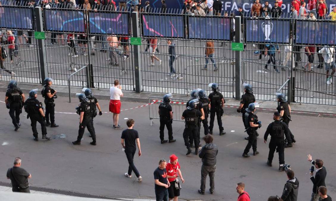 Escenas de caos y frustración: las fuerzas del orden tuvieron momentos complicados, en los alrededores del Stade de France, por la afluencia de decenas de miles de aficionados y los intentos de acceder irregularmente al recinto, incluso escalando barreras de seguridad para poder ver en vivo la final europea que el Real Madrid terminó ganando 1-0 al Liverpool.