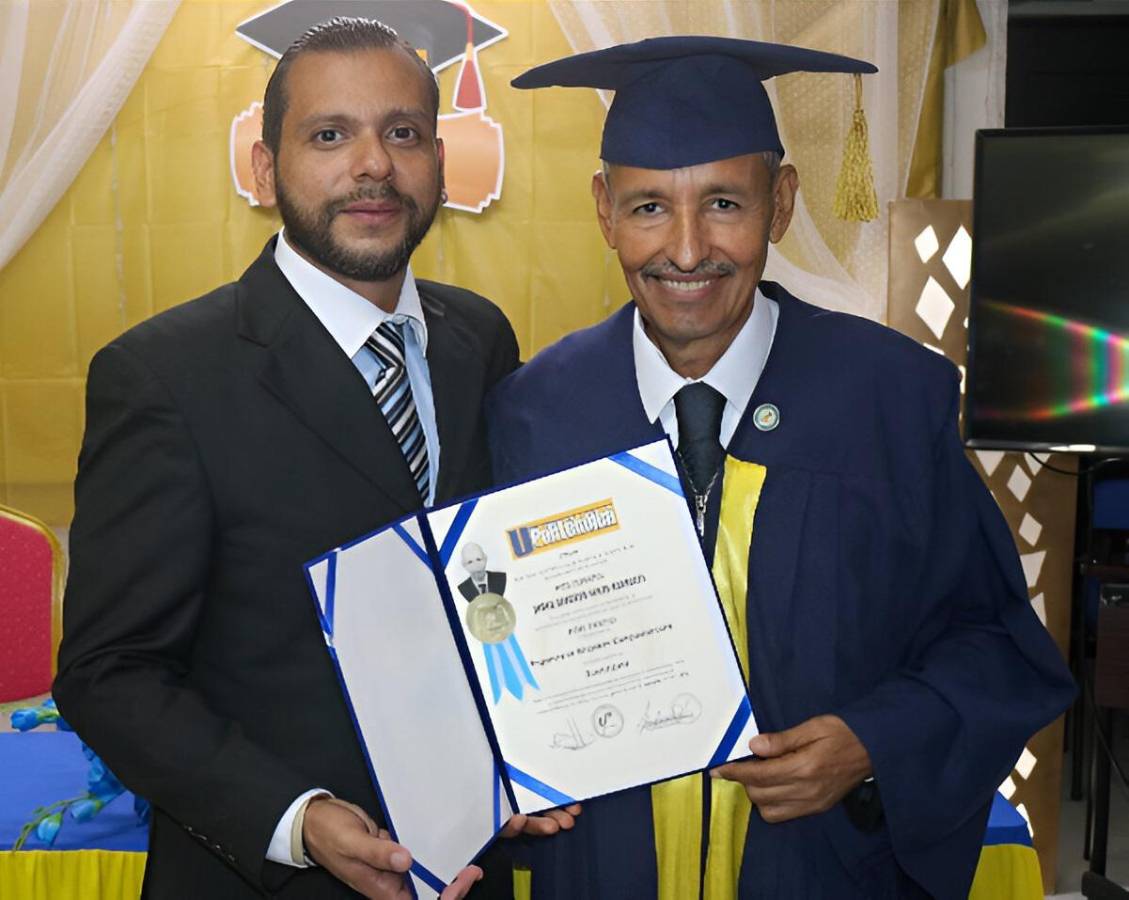 El Máster Leonel Martínez entregando su título universitario al ingeniero Jorge Suazo.