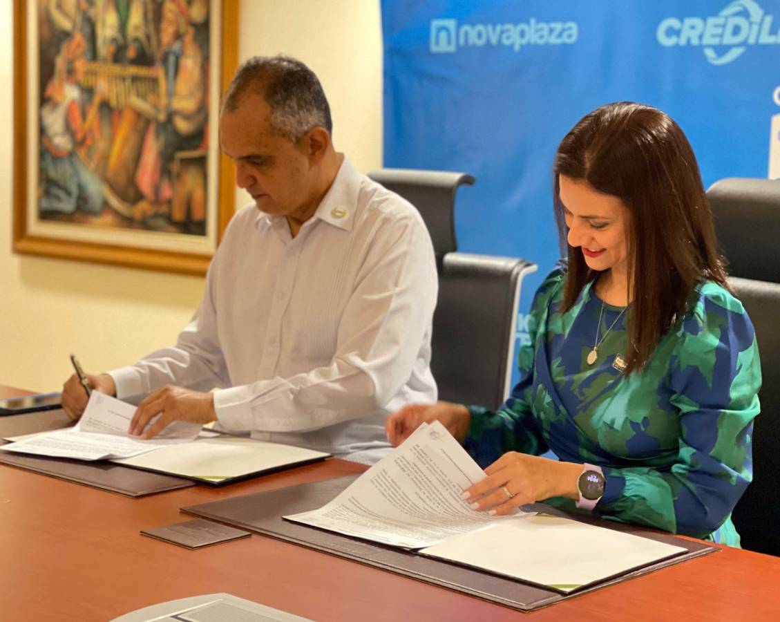 Momento en el que Javier Mejía de UTH y Mary Cruz Rivera de Corporación Lady Lee firmaban el acuerdo.