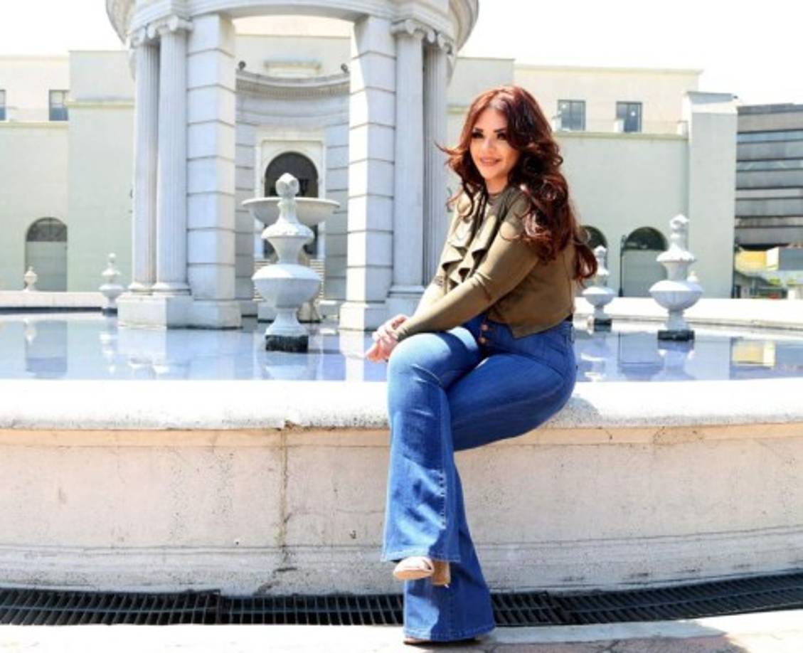 La joven de 26 años compartió que su objetivo inicial es darse a conocer por sí sola, por lo que descartó colaboraciones con otros artistas, incluyendo a su mamá Marisela, para que si la buscan empresarios sea por lo que ella da en el escenario.<br/>'Trato de ser yo, de darme a conocerme por mí, cantar el estilo que a mí me gusta, no me gusta que me digan qué cantar. Al principio, cuando recién empecé a cantar (a los 13 años) sí me decía mi mamá que por qué no cantaba una cosa u otra. <br/>