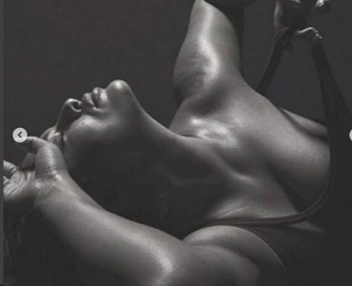 En las fotografías Ashley Graham muestra sus senos.<br/>