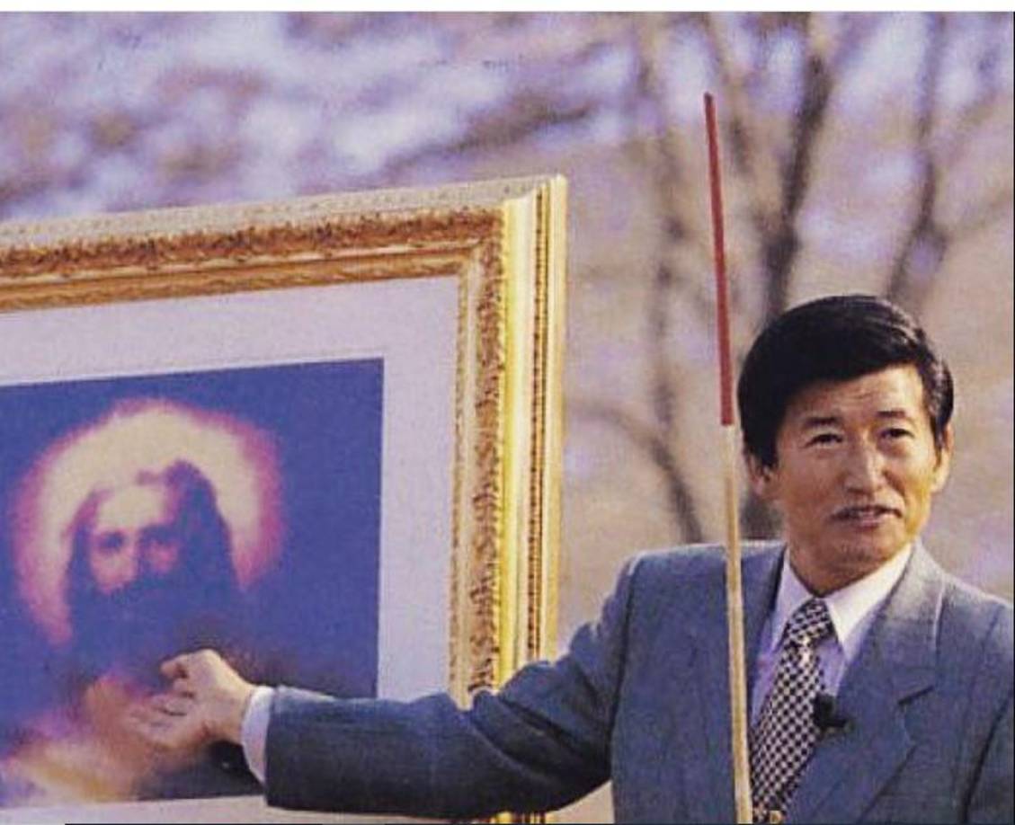 De acuerdo al documental de Netflix, JMS hacía orgías hasta con 100 mujeres. Buscaba el coito al menos una vez solo para marcar territorio. “Parecía un hombre en celo”, cuenta un testigo en el documental de tres capítulos.