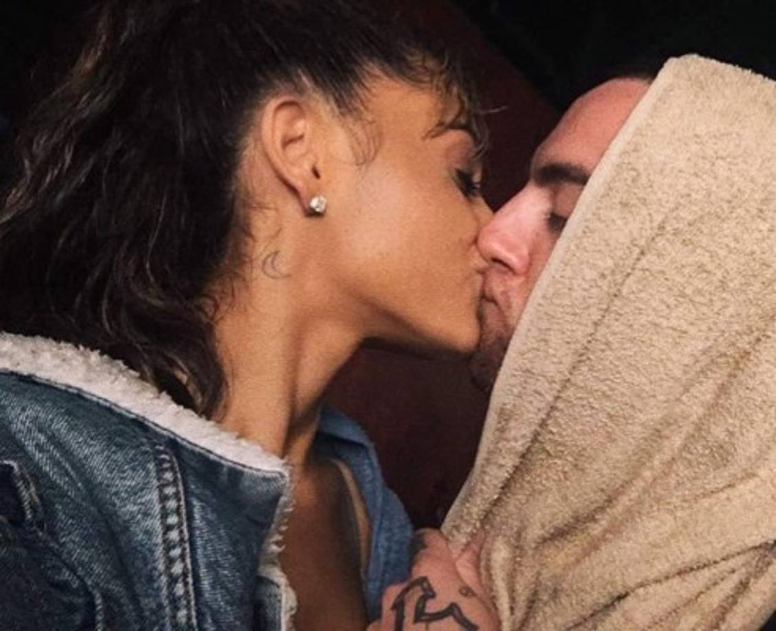 3. Ariana Grande y Mac Miller. Los rumores los rodearon por un buen rato, hasta que finalmente decidieron confirmar su romance en Instagram con una adorable fotografía luego que Grande hablara de su relación en la alfombra roja de los MTV VMA. 'Salimos por un largo tiempo y todo sucedió orgánicamente', dijo Miller a People en septiembre.