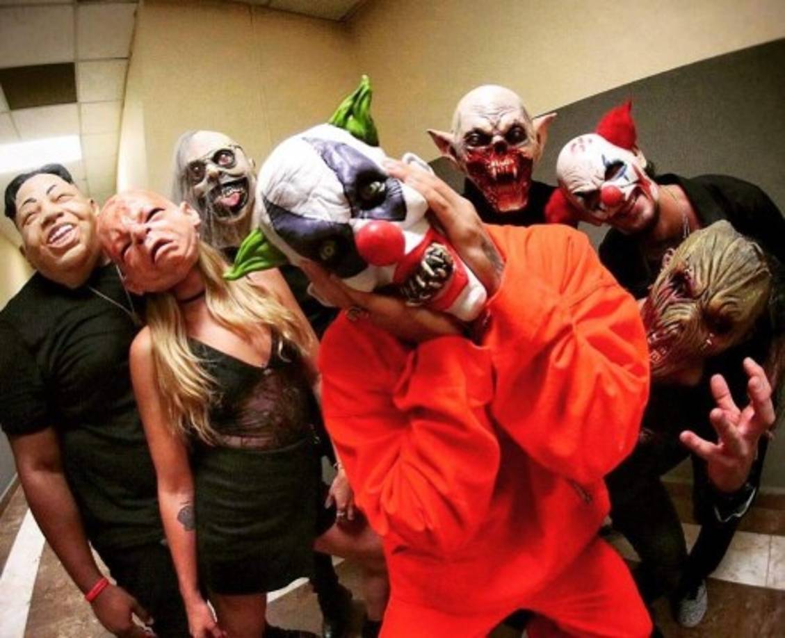 Maluma (c), quien estaba dando un concierto en Panamá la noche de Halloween, se vistió como un terrorífico payaso junto a los demás miembros de su staff musical.