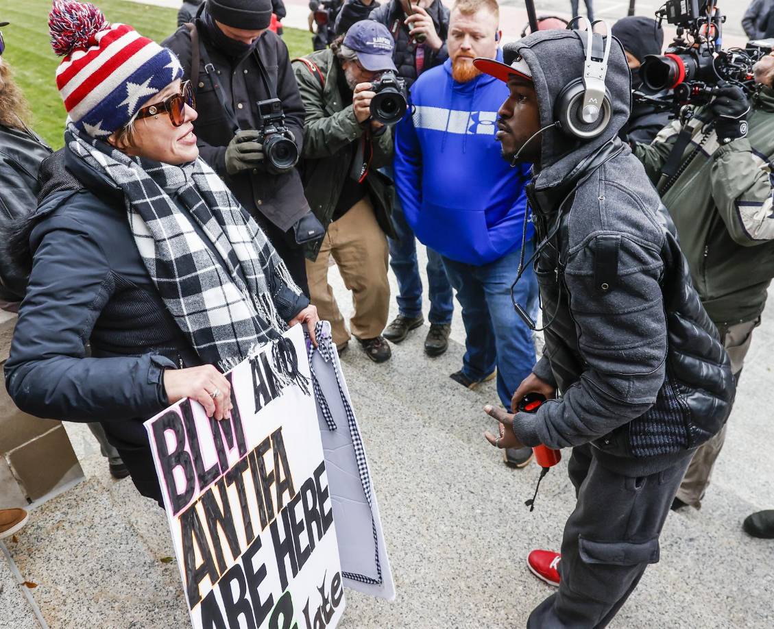En las afueras de la corte decenas de manifestantes de la izquierda y la derecha protagonizaron airadas discusiones bajo la vigilante mirada de la policía.