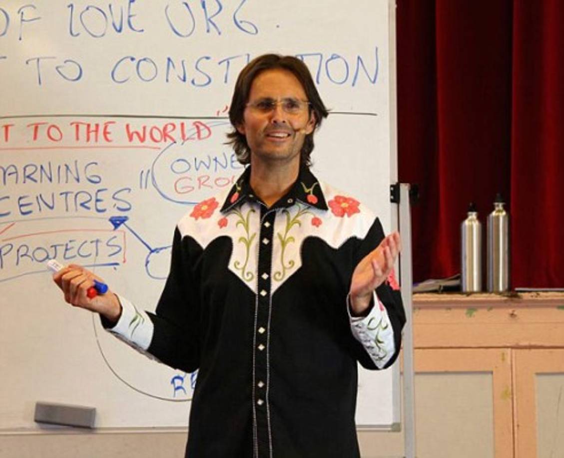 Alan se dedica a dar seminarios como parte de su movimiento que ya suma más de 20 mil miembros.