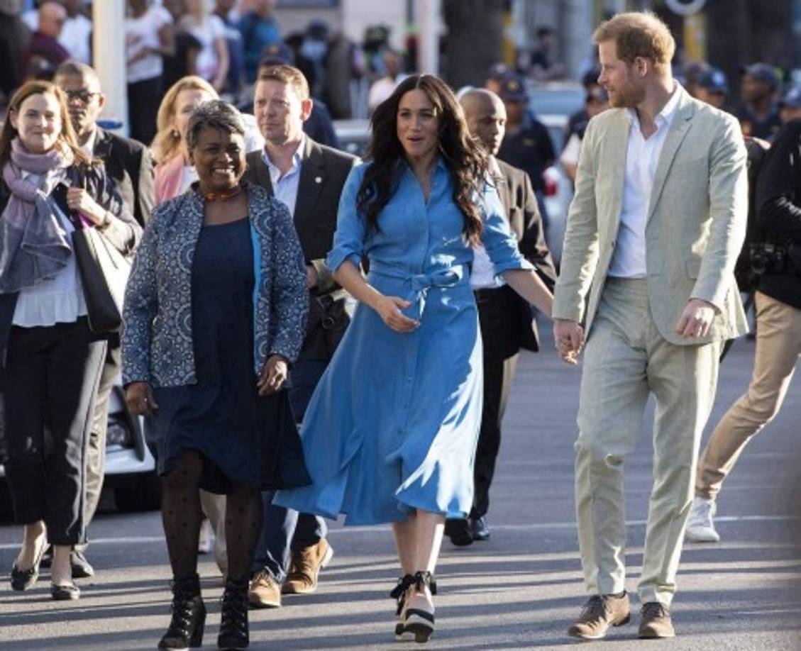 En su primera tarde de gira por la región, Meghan Markle lució muy elegante con un vestido azul celeste que ya había utilizado meses atrás.