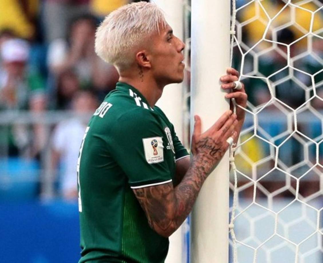 Carlos Salcedo, defensa de México, lució un nuevo look y sufrió la derrota.