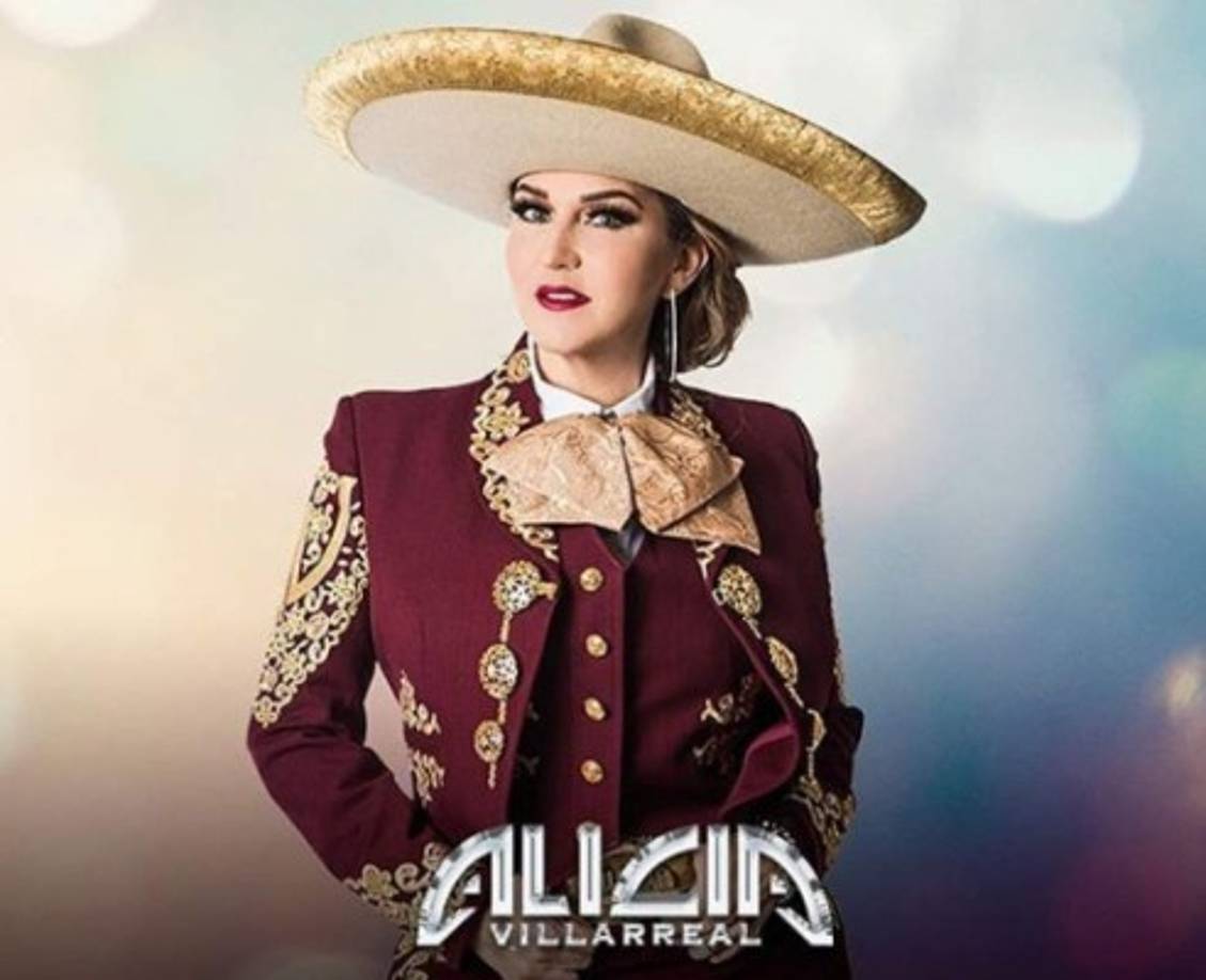 En la foto, la cantante también muestró un pronunciado escote, sin embargo, lo que más llamó la atención en redes fueron sus pecas.