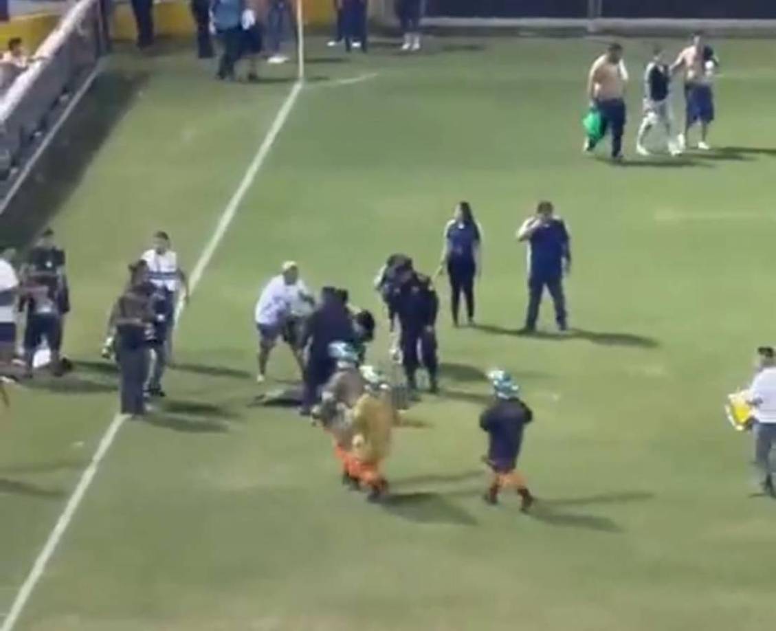 En la atención de los lesionados dentro del estadio se sumaron los jugadores de los conjuntos que se iban a enfrentar en el cierre de los cuartos de final del torneo local de fútbol.