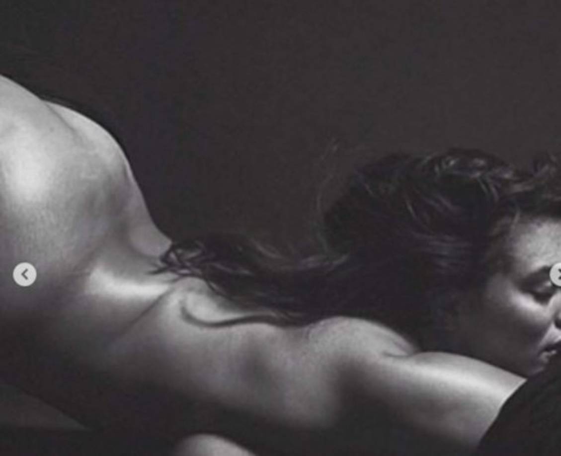 Ahora disfruta su sexualidad y trabaja posando sensualmente.