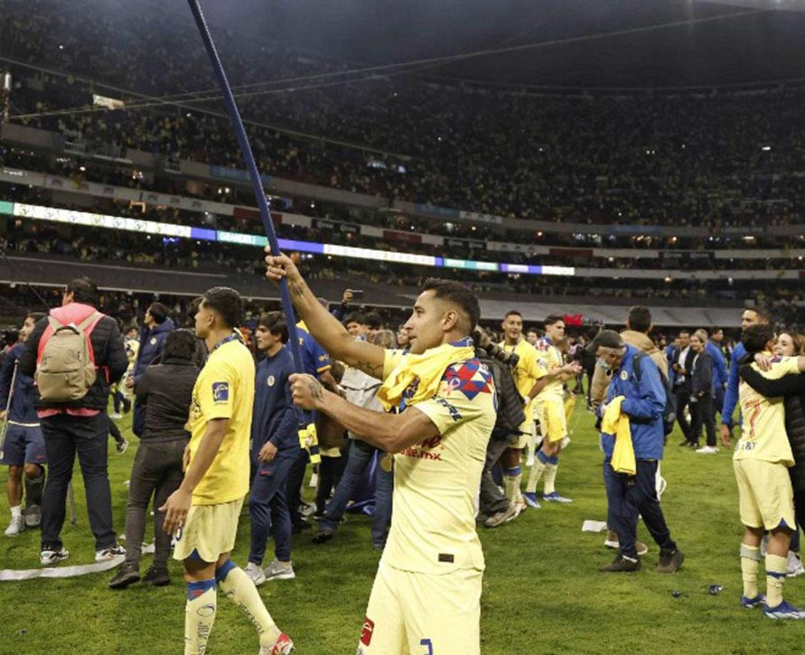 El ambiente era exquisito, inigualable. Como en los mejores momentos de su historia, el <b>Estadio Azteca</b> se vestía de gala y la afición americanista hacía sentir la localía con el clásico ‘Vamos América’.