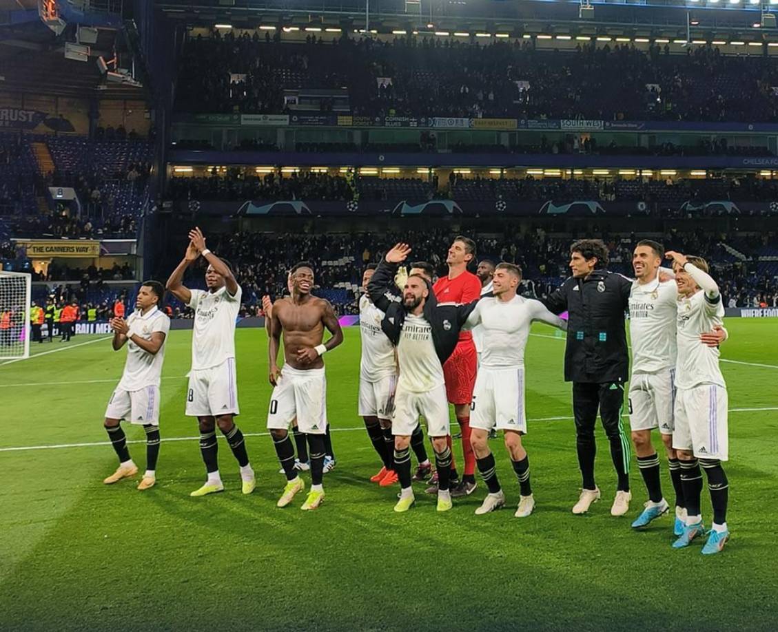 Los jugadores del Real Madrid celebraron con los aficionados que viajaron a Stamford Bridge.