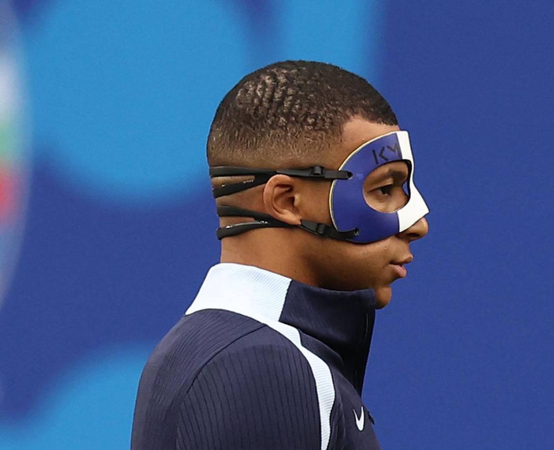 El goleador de Bondy no podrá jugar con esta máscara, ya que el artículo 42 del reglamento de la UEFA estipula que solo se pueden llevar equipamientos médicos sobre el césped “con un solo color” y que “no comporten ninguna identificación con el equipo”.