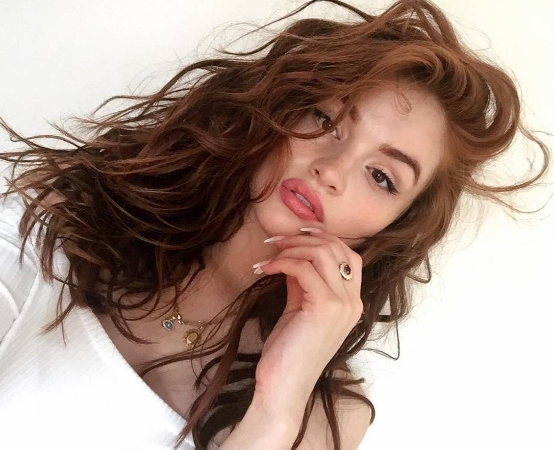 Sin embargo, cuando entró a la universidad, su madre le aconsejó que continuara con la carrera de modelo. Poco tiempo después conoció a un agente que la vio en la calle y le dijo que ella debería ser modelo, y fue así como a los 19 empezó a trabajar en las pasarelas. 