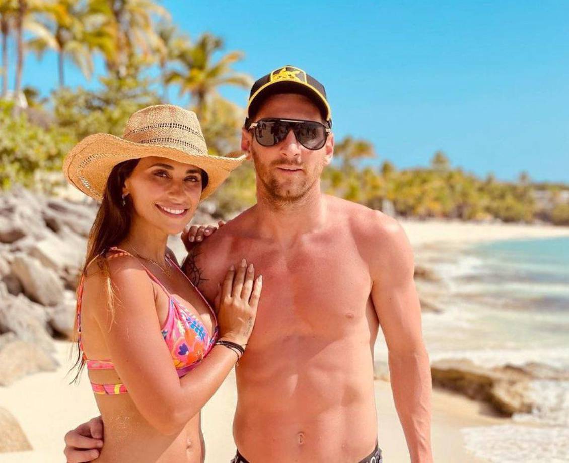 Messi se encuentra lesionado, pero disfruta de unas merecidas vacaciones al lado de Antonela.