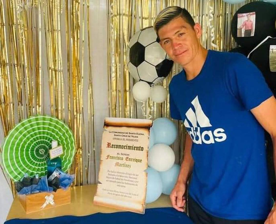 El jugador de 29 años de edad posteriormente fue recibido a lo grande en su natal Santa Cruz de Yojoa. 