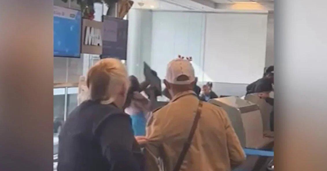 Mujer lanza una computadora a empleado de aerolínea en Aeropuerto