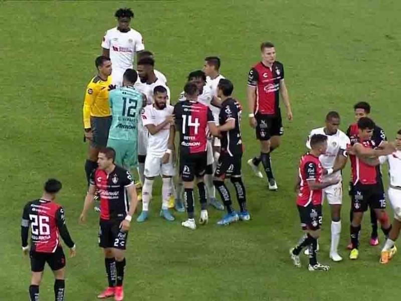 Video: Futbolistas del Atlas y Olimpia a punto de irse a los golpes