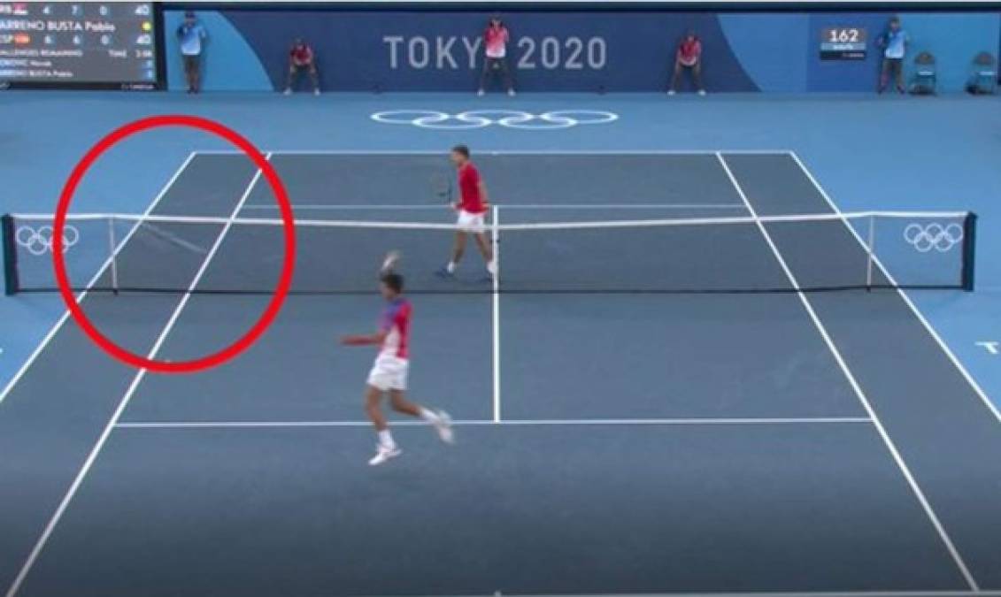 A Novak Djokovic se le vio desquiciado durante buena parte del partido ante Pablo Carreño y mandó una raqueta a las gradas.