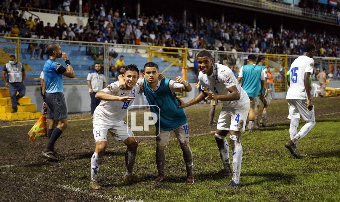 Así celebraron los jugadores hondureños en el lodazal de la cancha del estadio Morazán.