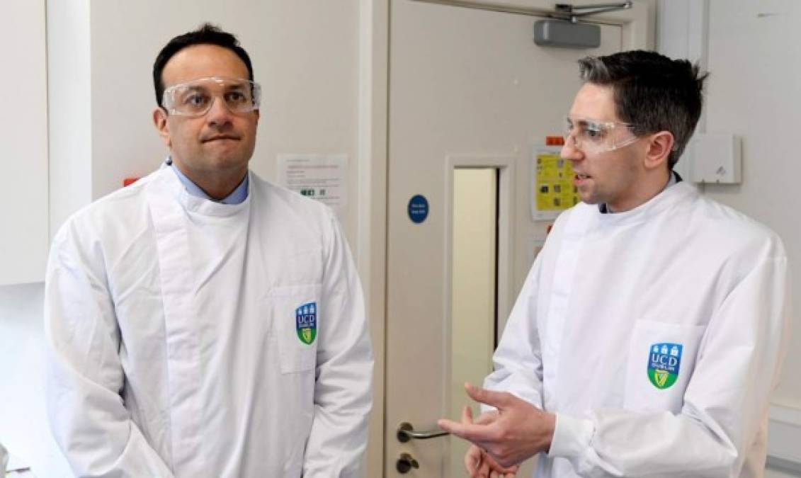 El primer ministro irlandés, Leo Varadkar, licenciado en Medicina, trabajará para el servicio público de salud una vez por semana durante la epidemia del nuevo coronavirus, anunció este domingo un portavoz del gobierno.