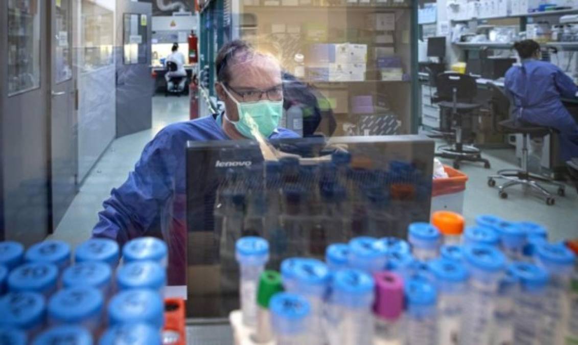 El coronavirus puede sobrevivir en el aire durante al menos 30 minutos y difundirse hasta 4,5 metros, es decir, más lejos de la 'distancia de seguridad' recomendada por las autoridades sanitarias de todo el mundo, según un estudio publicado por científicos chinos.