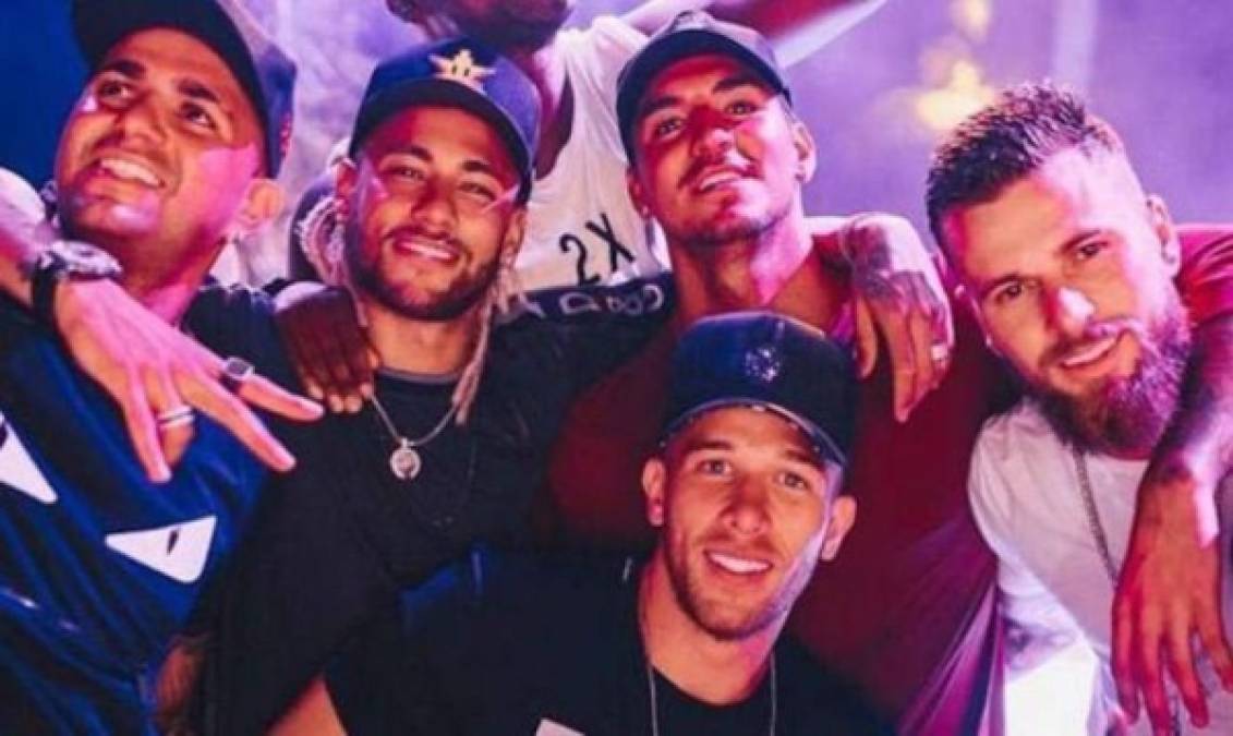Neymar y sus amigos comparten el gusto por el poker, un juego del que el astro brasileño se hizo fanático, a tal punto que, 'jugaba toda la noche, se iba directamente a entrenar y después dormía hasta las nueve de la noche.