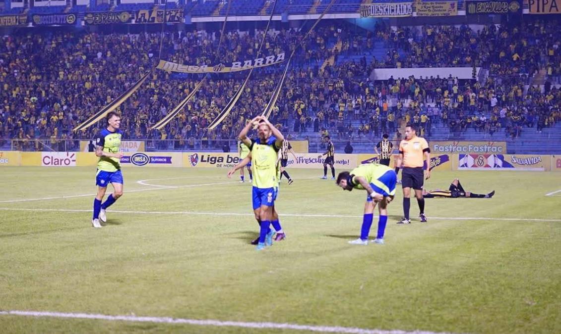 La celebración de Cristian Cálix tras marcar el 0-2 del Olancho FC contra el Real España.