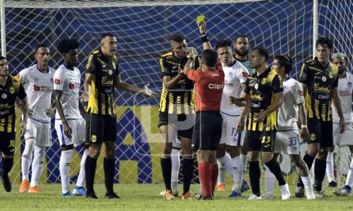 El árbitro Armando Castro le mostró tarjeta amarilla a Getsel Montes y a Jonathan Paz por esos agarrones.