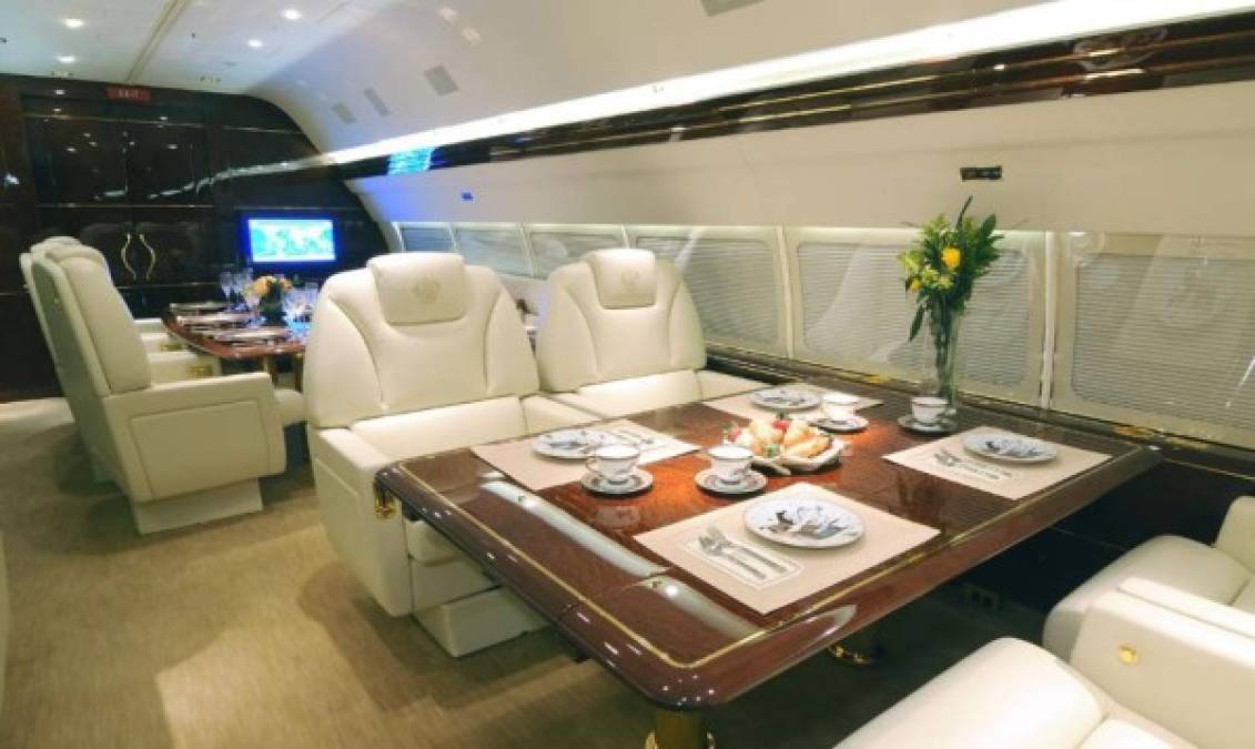 La lujosa aeronave contaba con un salón comedor con grande sillones y hebillas de oro de 24 quilates.<br/>