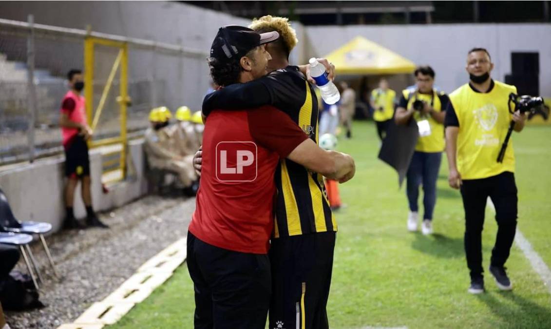 Pedro Troglio, entrenador del Olimpia, saludando con un efusivo abrazo a Mayron Flores, mediocampista del Real España.