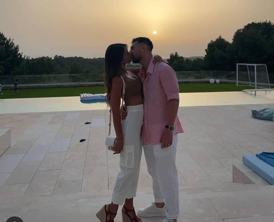 Tras asistir a la boda de Jordi Alba, Lionel Messi y Antonela decidieron partir rumbo a Ibiza en donde disfrutan de unas merecidas vacaciones.