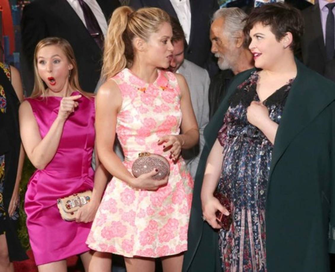 Uno de los momentos más divertidos de la noche fue éste que consiguieron captar los fotógrafos, cuando su compañera Kristen Bell hizo este simpático gesto que parecía decir: '¡Oh Dios mío, es ella!'.