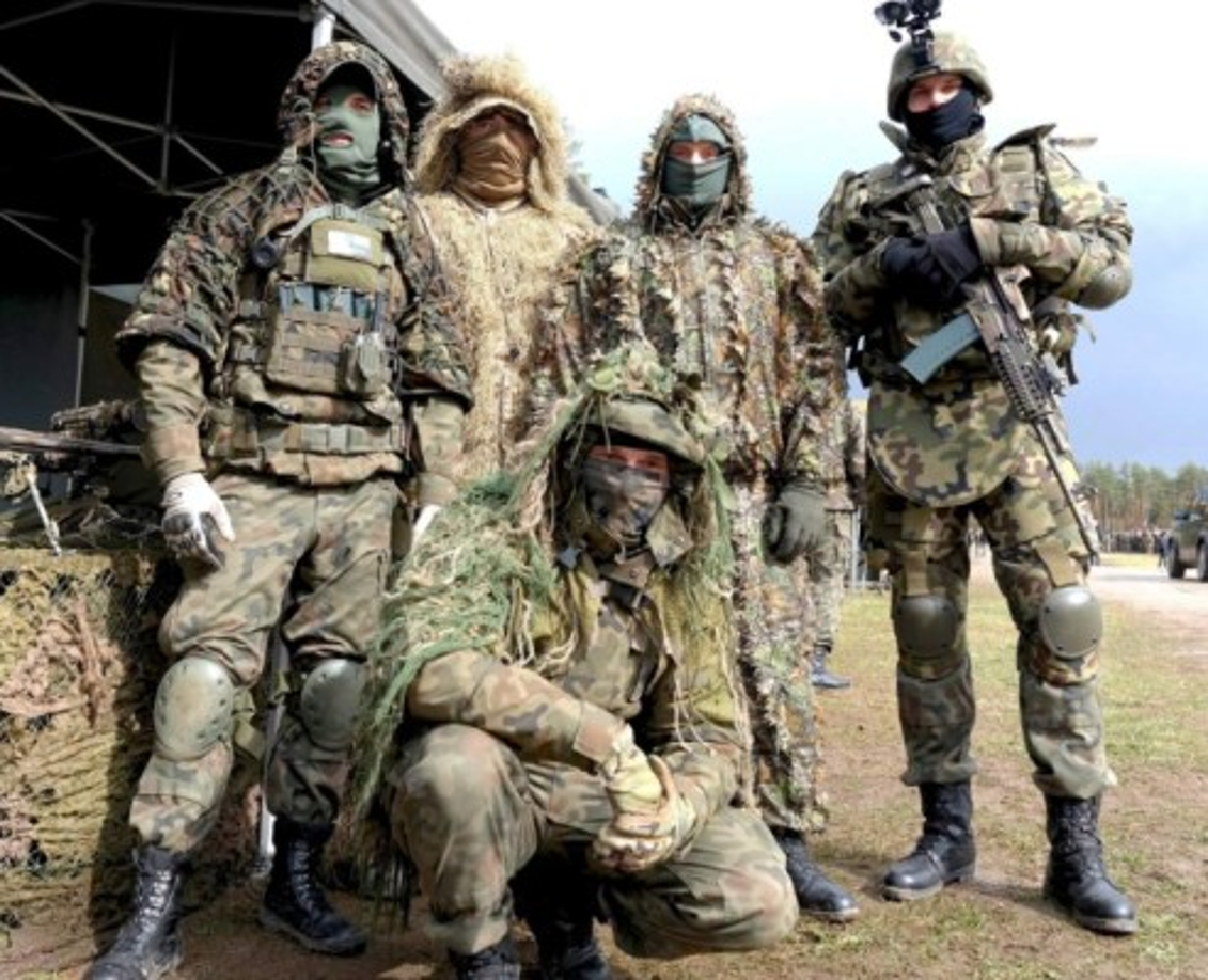 Militares de las fuerzas especiales de EUA durante la bienvenida a las tropas de los países aliados en Polonia.