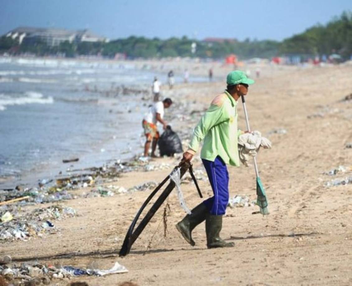 Las autoridades de Bali tuvieron que declarar 6 kilómetros, que incluyen las playas de Jimbaran, Kuta y Seminyak, de costa en 'emergencia de basura' por el aumento de los desechos en la región.