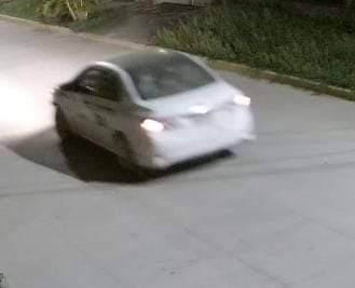 Un taxi quedó grabado por vecinos luego de que se produjera el tiroteo, pero se desconoce si fue usado por los maleantes.