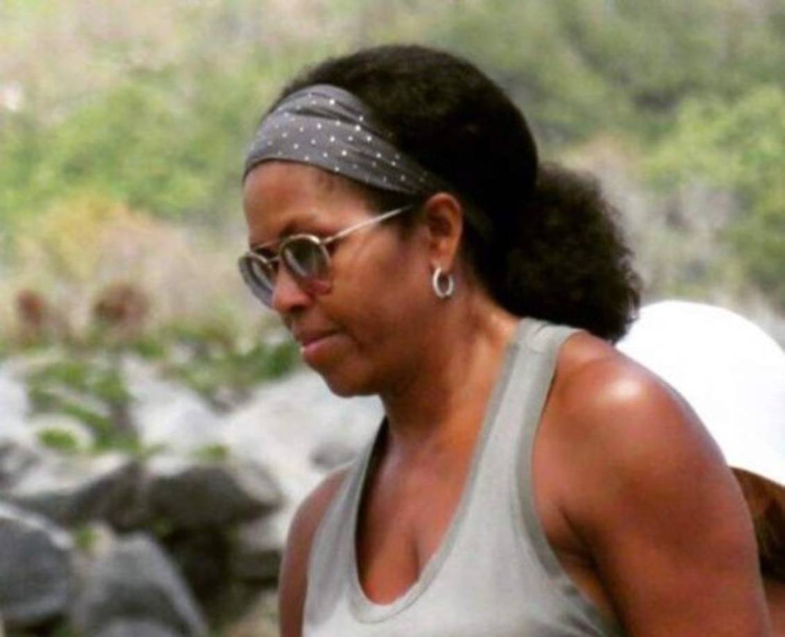 La exprimera dama de los Estados Unidos, Michelle Obama, ha mantenido un perfil bajo desde que abandonó la Casa Blanca en enero pasado, pero sus fans continúan al pendiente de cada uno de sus movimientos. Es por ello que una imagen de Michelle luciendo su cabello rizado al natural se ha convertido en la nueva sensación de las redes sociales donde las afroamericanas se muestran orgullosas de que la exprimera dama muestre 'con orgullo' su look 'al estilo afro'.