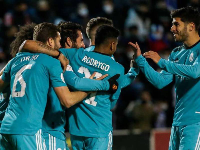Jugadores del Real Madrid celebrando uno de los tres goles en la victoria ante Alcoyano.