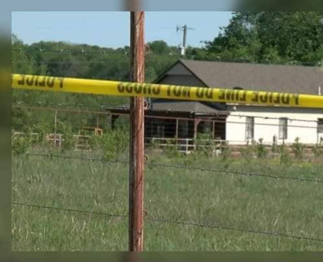 El descubrimiento de los cuerpos cerca de la casa de McFadden en Henryetta, un pueblo de unos 6.000 habitantes a 90 millas al este de Oklahoma, se produjo el mismo día en que iba a ser juzgado por cargos de haber solicitado imágenes de desnudos de otro adolescente mientras fue encarcelado por violación.